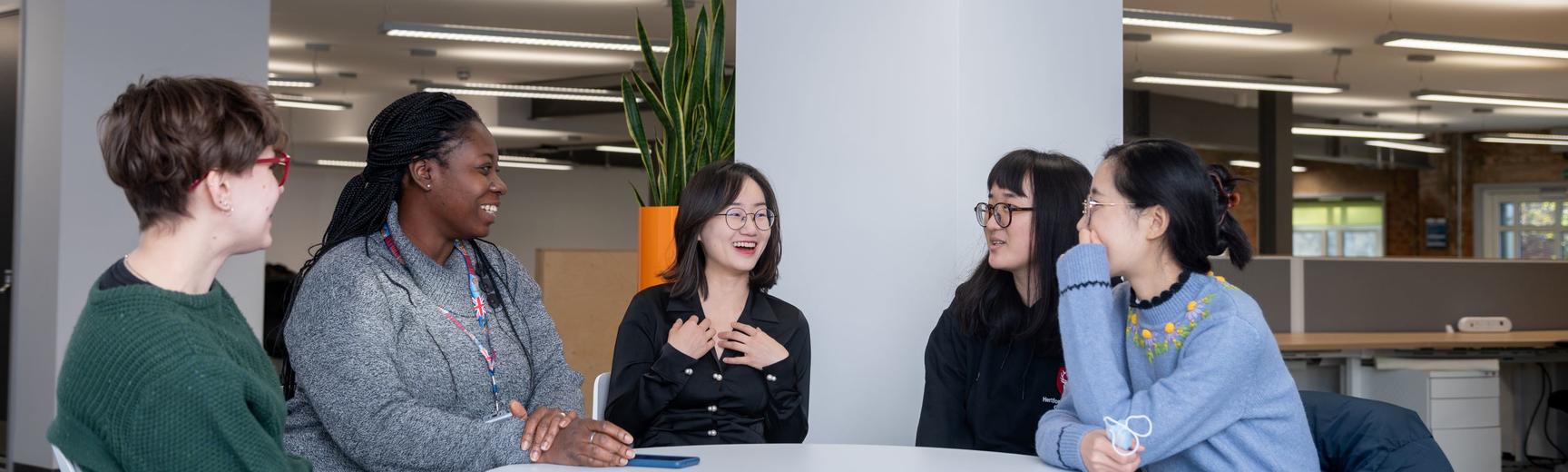 Oxford Sociology Students chatting with Yao Fu