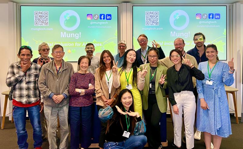 Image of attendees at Mung!'s first event 