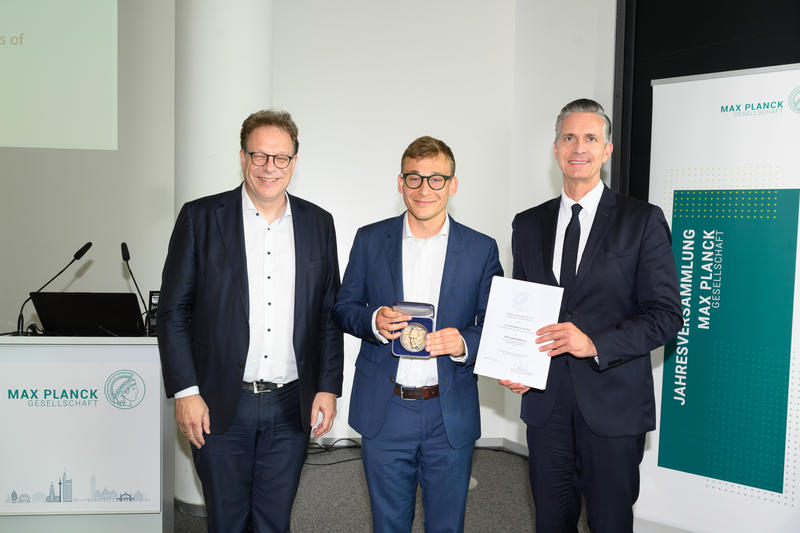 Image of Henrik Schubert after receiving the Otto Hahn Award