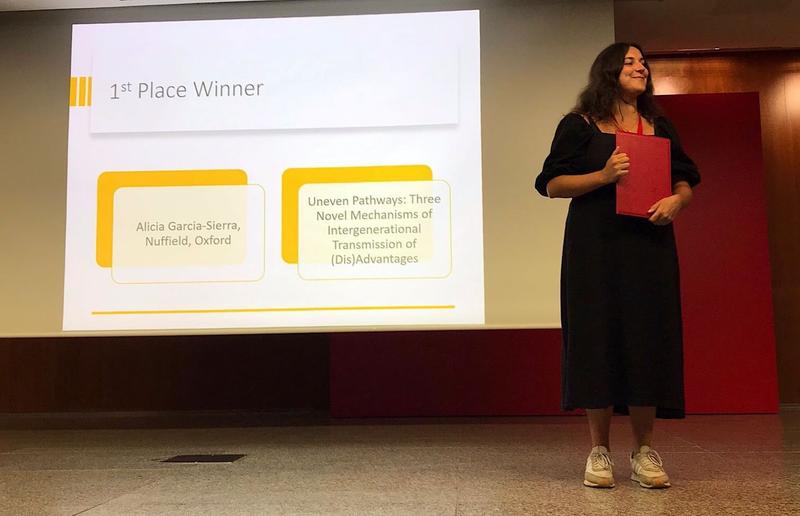 Image of Alicia García Sierra receiving the ECSR Prize for best PhD thesis