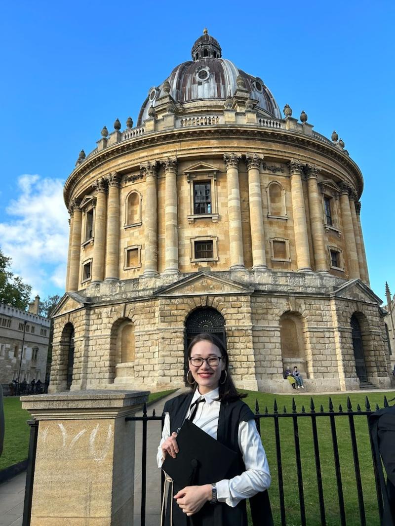 Image of Maki Kumagai in front of the Radcliffe Camera 