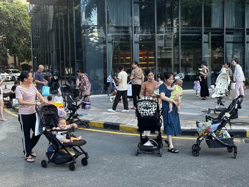 Image of women with pushchairs in Shenzhen, China