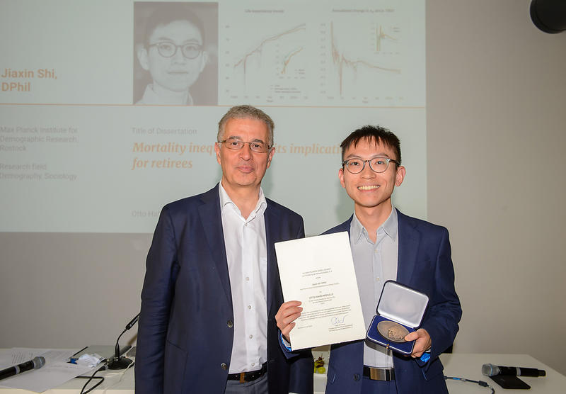 Image of Jiaxin Shi receiving the Otto Hahn Medal