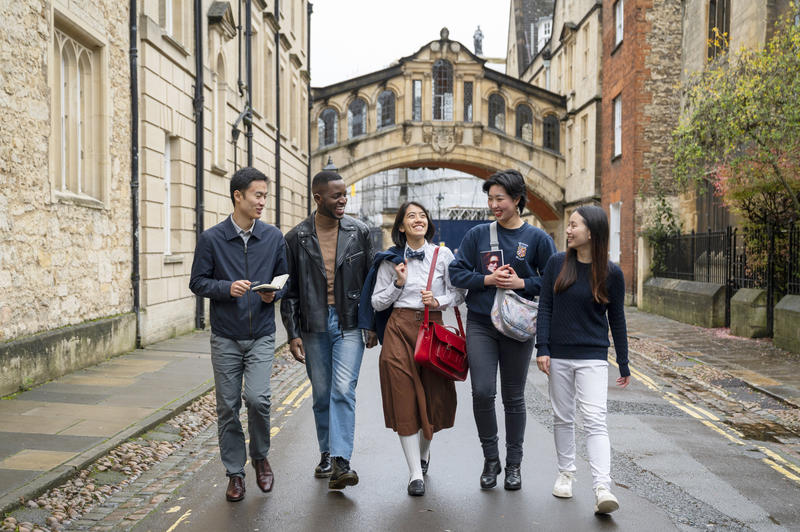 Image of five students walking underneath Oxford's Bridge of Sighs