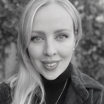 Black & white image of Lisa Atfield