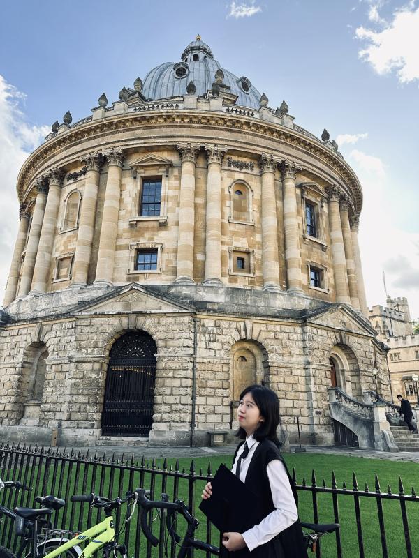 Image of Qiuyue Lin outside of the Radcliffe Camera