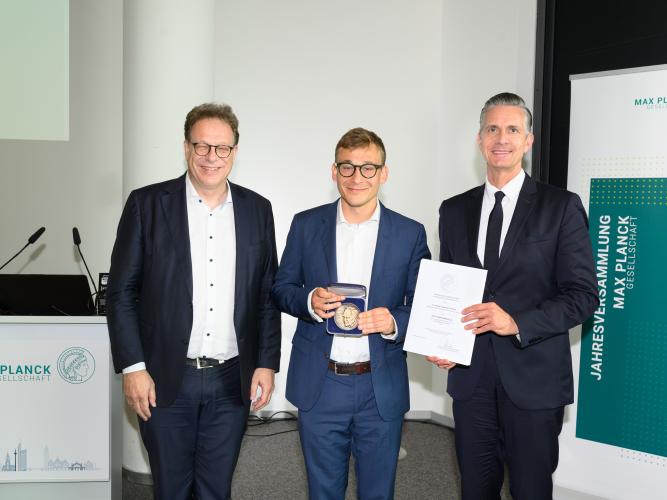 Image of Henrik Schubert after receiving the Otto Hahn Award