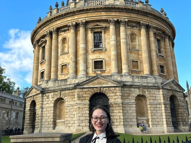Image of Maki Kumagai in front of the Radcliffe Camera 