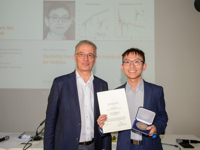Image of Jiaxin Shi receiving the Otto Hahn Medal
