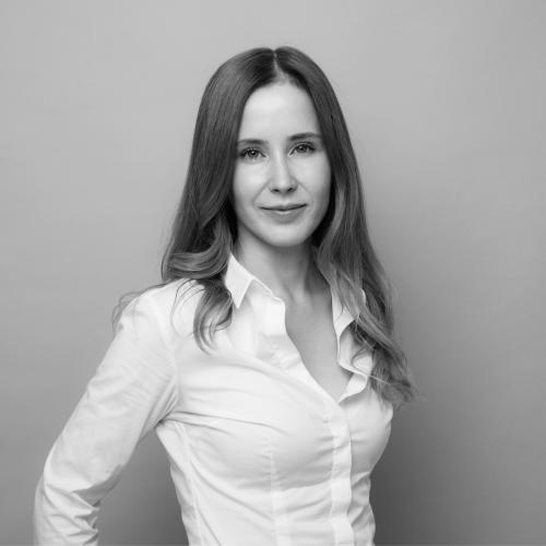 Black and white image of Elif Gezgin