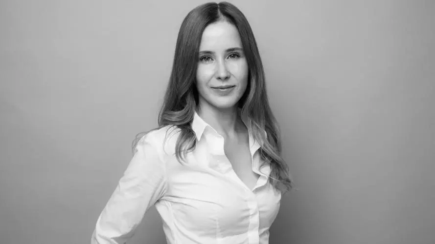 Black and white image of Elif Gezgin