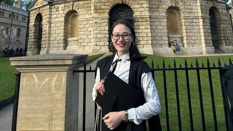 Image of Maki Kumagai in front of the Radcliffe Camera 