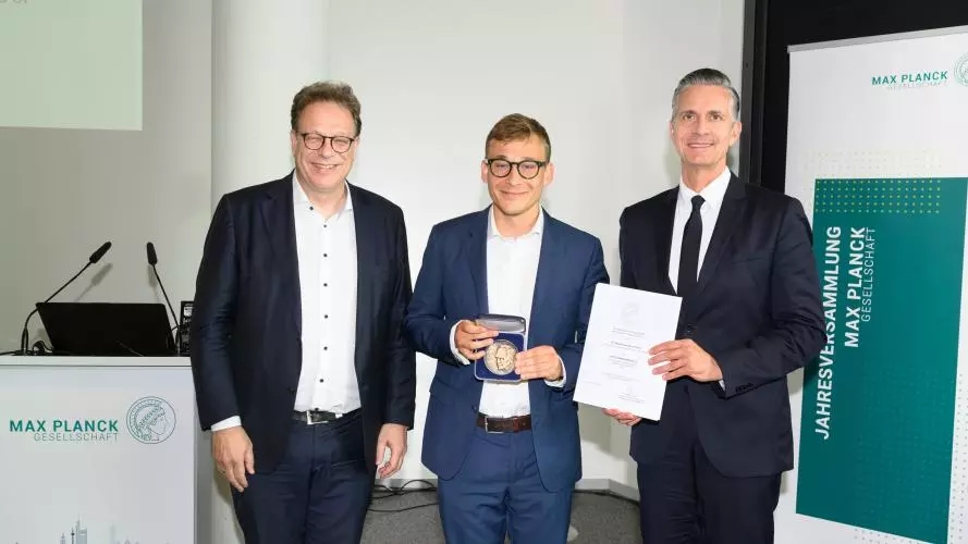 Image of Henrik Schubert after receiving the Otto Hahn Award