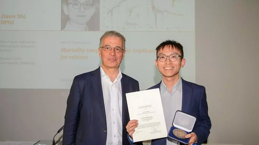 Image of Jiaxin Shi receiving the Otto Hahn Medal