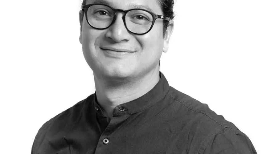 jose manuel aburto in black and white