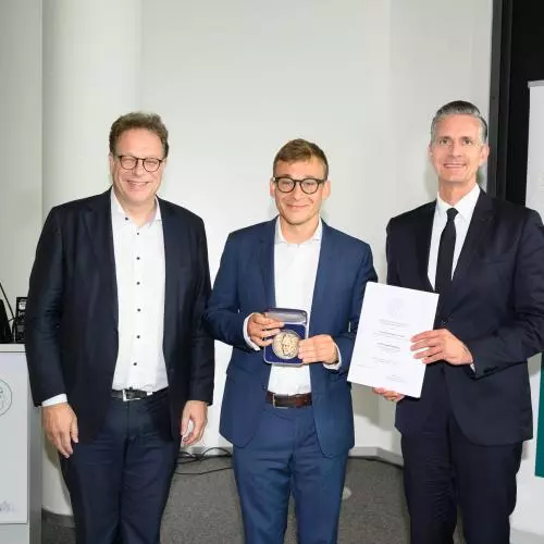 Image of Henrik Schubert after receiving the Otto Hahn Award