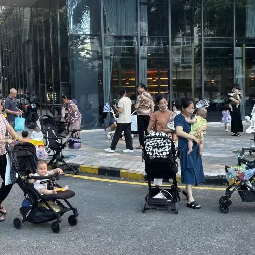 Image of women with pushchairs in Shenzhen, China