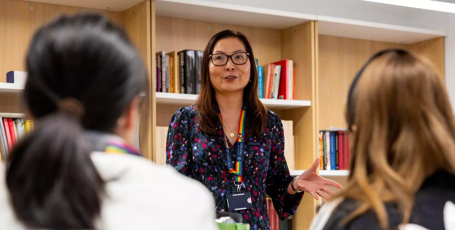 Image of Professor Man-Yee Kan teaching a seminar to two students