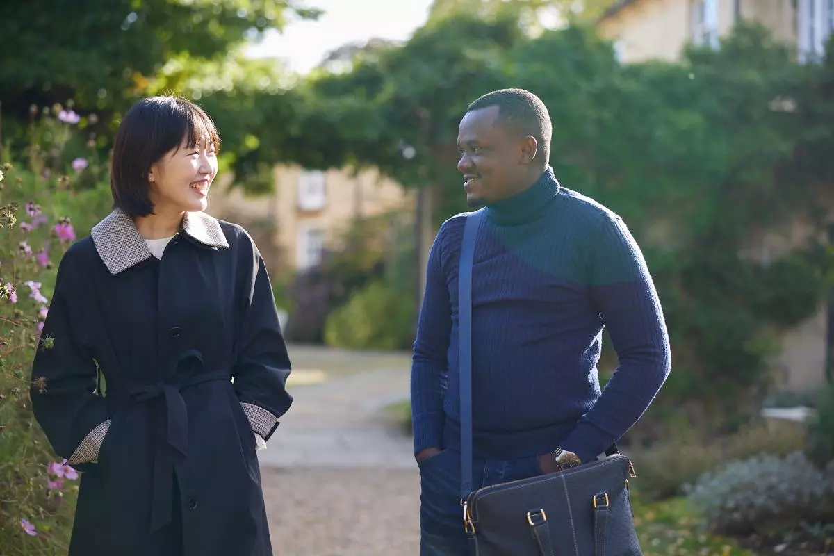 Two students walk in Oxford in the Autumn