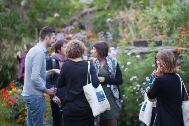 A group of alumni having a discussion 